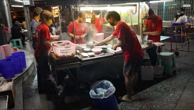Уличная еда в Таиланде - Бангкокская лапша с рыбными шариками (Видео)