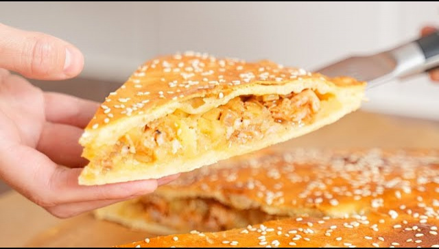 Обалденный пирог с картофелем и курицей на обед - Видео-рецепт