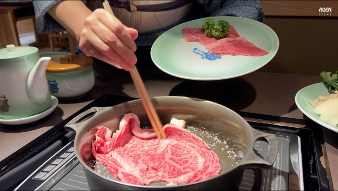 Сукияки из говядины мацусака - Осака, Япония (Видео)