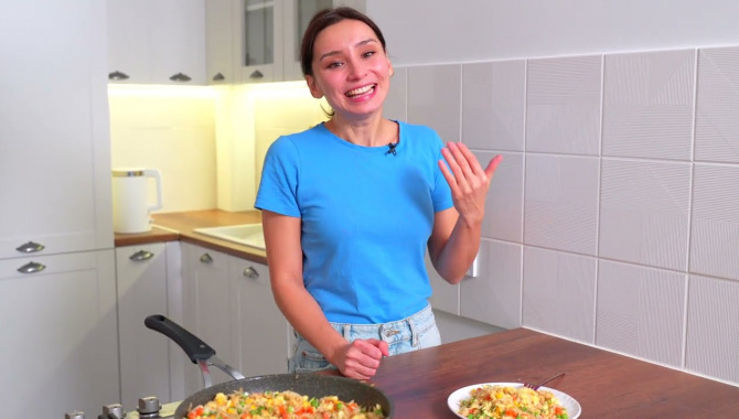 Очень вкусный жареный рис с овощами и яйцом - Видео-рецепт