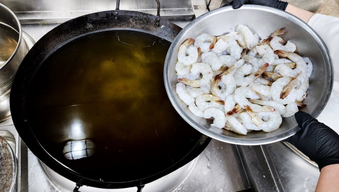 Потрясающие креветки с чесноком и черным перцем. Жареные креветк. Китайская кухня (Видео)
