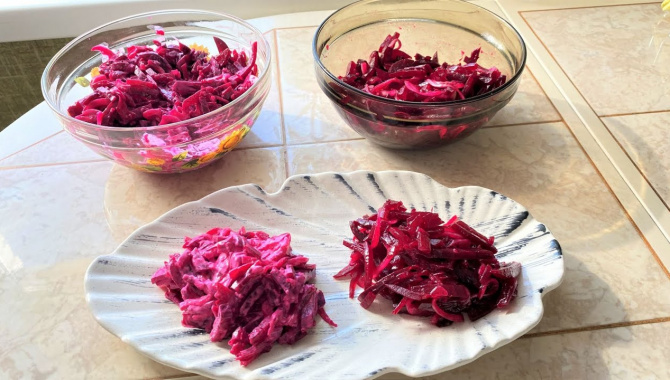 Вкусный салат из свеклы с маринованным луком - Видео-рецепт