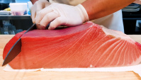 Удивительные навыки резки гигантского тунца весом 200 кг. Сашими из тунца. Корейский рыбный рынок (Видео)