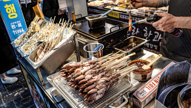 Шашлычки из осьминога - Корейская уличная еда (Видео)