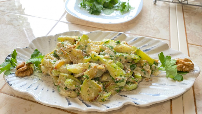 Любите кабачки, отличный салат из кабачков на обед. Быстро и вкусно - Видео-рецепт