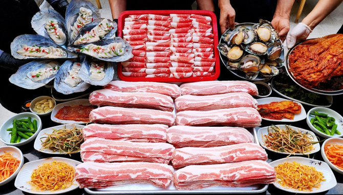 Изумительное корейское барбекю, морепродукты, говядина на гриле, свиная грудинка, жареный рис. Корейская еда (Видео)