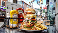 Гигантский Гамбургер Gut Buster - Корейская еда (Видео)
