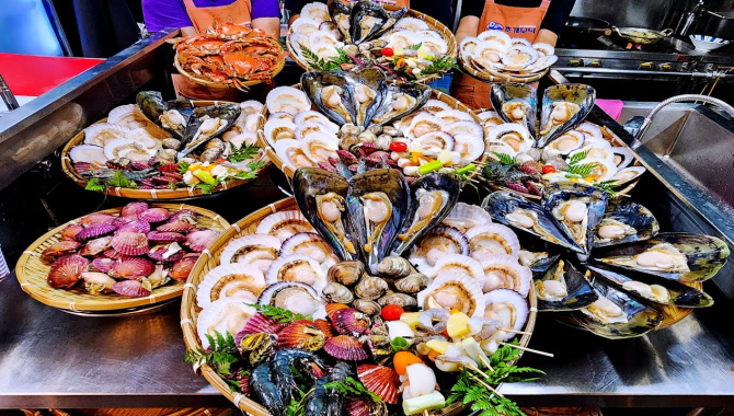 Потрясающие морепродукты, Моллюски и креветки на гриле. Суп с лапшой (Видео)