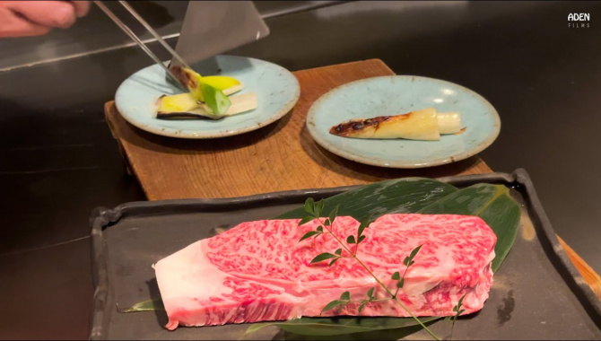 Вкусная еда в Токио – говядина Мацусака и омары по цене $418 (Видео)