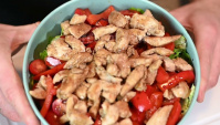 Вкусный салат с курицей и овощами - Видео-рецепт