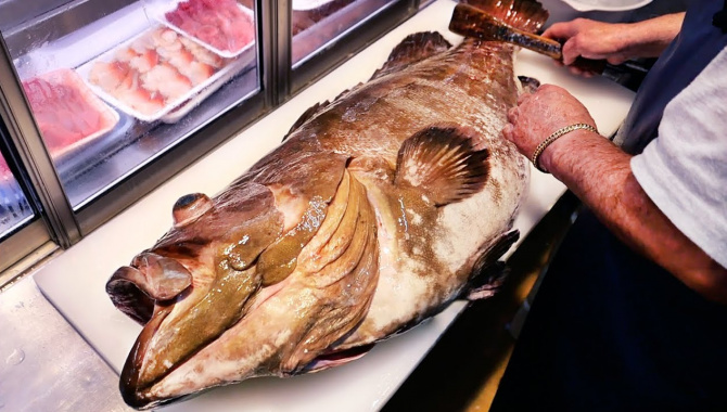Японская кухня - САШИМИ ИЗ ГИГАНТСКОГО ГРУППЕРА. Рулеты из капусты. Морепродукты Окинавы (Видео)