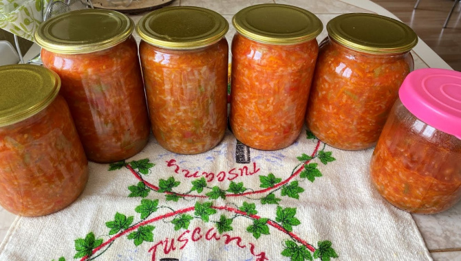 Простой и вкусный салат с рисом на зиму - Видео-рецепт