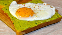 Паста из авокадо на хлебных тостах с яйцом - Видео-рецепт