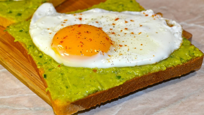 Паста из авокадо на хлебных тостах с яйцом - Видео-рецепт