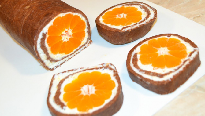 Шоколадный рулет с мандаринами без выпечки с творожной начинкой - Видео-рецепт