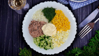 Салат с тунцом консервированным, яйцом, кукурузой и свежим огурцом - Видео-рецепт