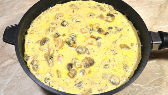 Курица с грибами с сыром в сметанном соусе - Видео-рецепт