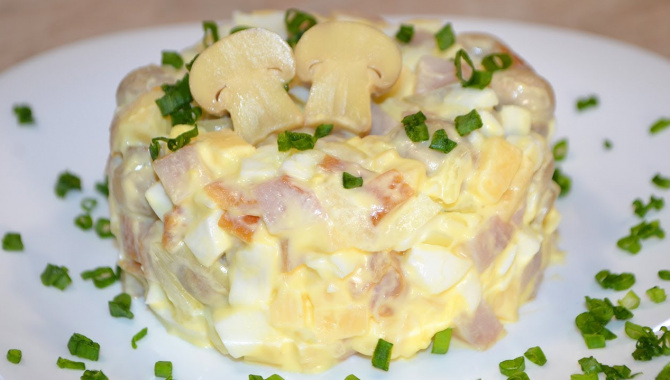 Салат с копченой куриной грудкой - Видео-рецепт