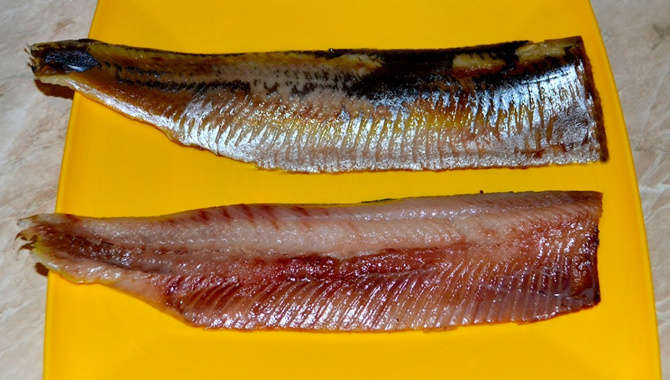 Как быстро почистить селедку от костей. Как правильно разделать сельдь на филе на салат под шубой (Видео)