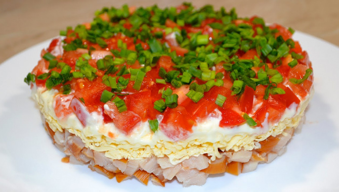 Салат с копченой курицей - Видео-рецепт