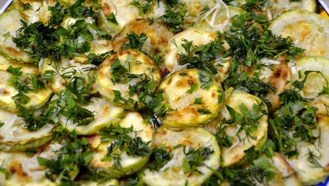 Кабачки жареные на сковороде кружочками с чесноком в муке - Видео-рецепт