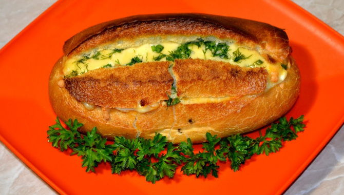 Булочка с начинкой с сыром и колбасой - Видео-рецепт