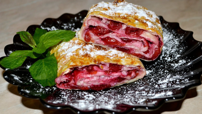 Рулет из лаваша с творогом и вишней в духовке - Видео-рецепт