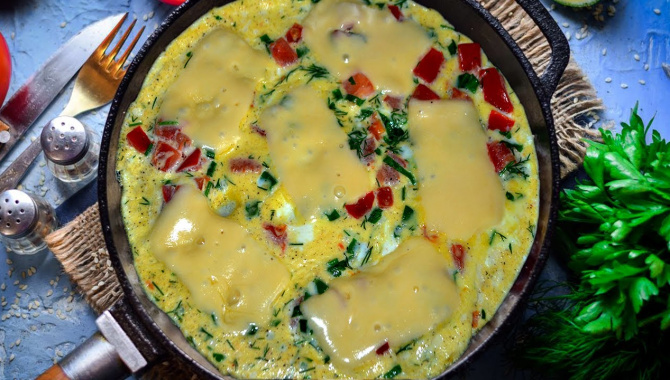 Омлет из яиц с сыром, помидорами и молоком на сковороде - Видео-рецепт