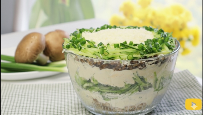 Праздничный салат с грибами и курицей - Видео-рецепт